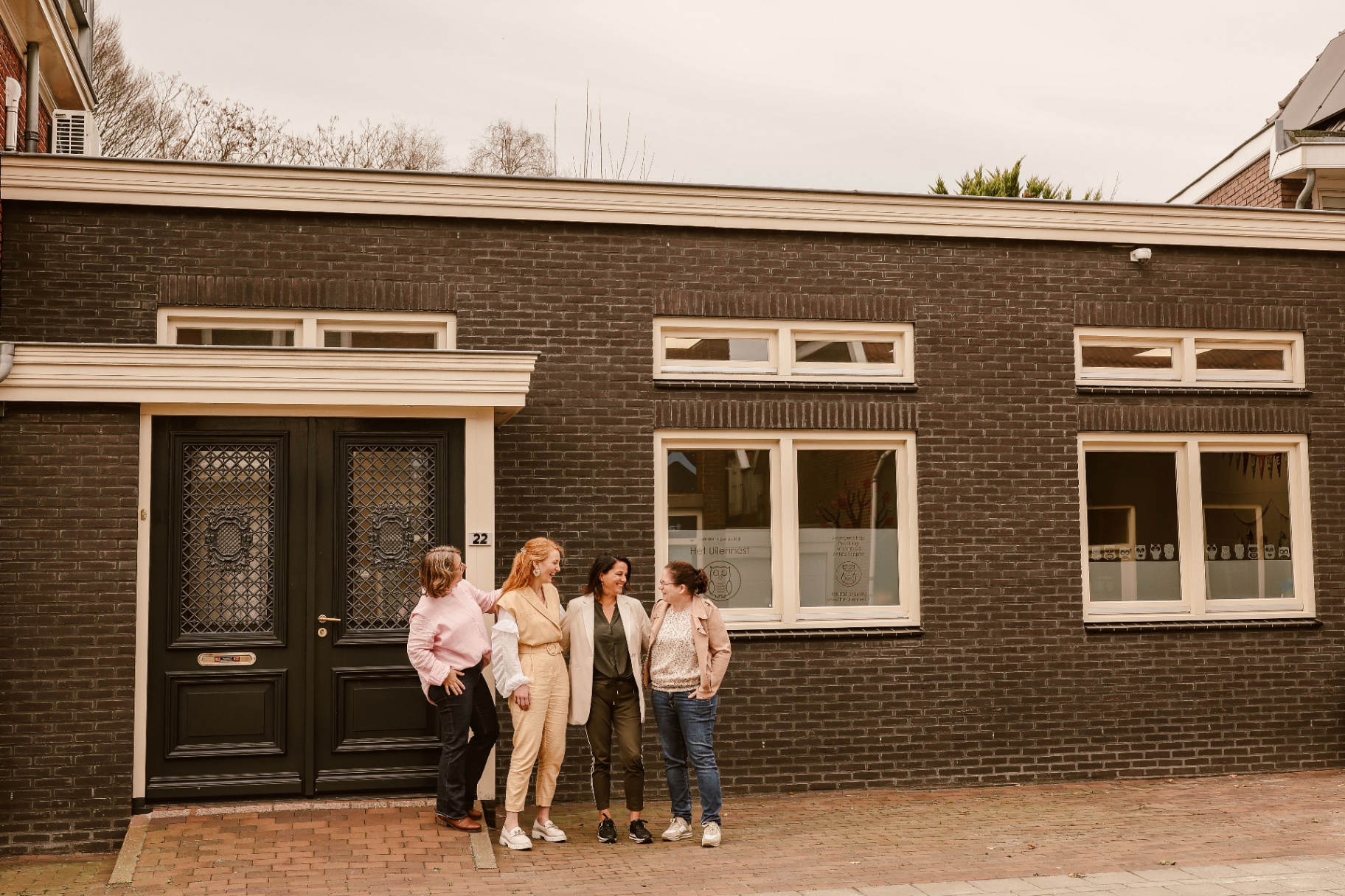 Verloskundige in gesprek met aanstaande ouders bij Het Uilennest